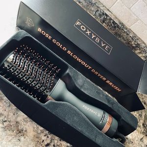 FoxyBae⭐️Rosegold Blowout Dryer Brush
